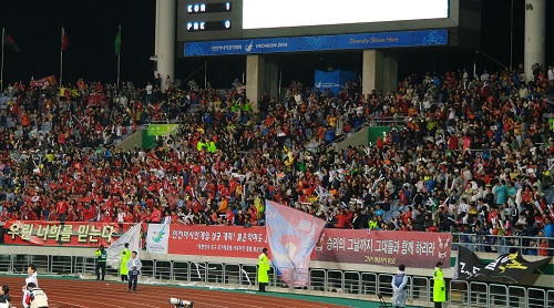 붉은 악마 서포터즈가 대한민국 대표팀을 우렁찬 목소리로 응원하고 있다