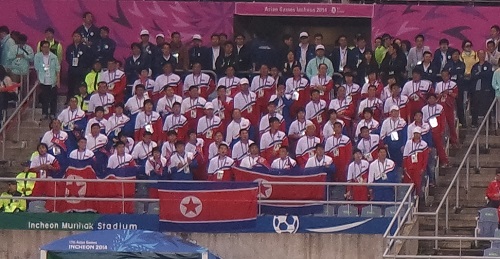 북한 축구대표팀을 응원하는 북한 사람들
