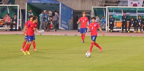 한국대표팀 미드필더 손준호가 프리킥 준비를 하고 있다