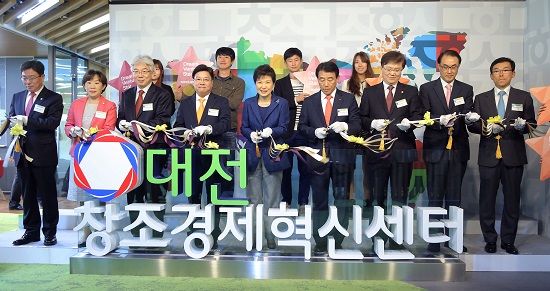 박근혜 대통령이 10일 대전 KAIST에서 열린 창조경제혁신센터 확대 출범식에서 참석자들과 테이프 커팅을 하고 있다.(사진=저작권자(c)연합뉴스.무단전재-재배포금지)