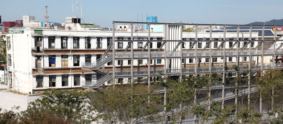 옛 전남도청 건물의 민주인권평화기념관(가칭) 공사가 한창 진행 중이다.