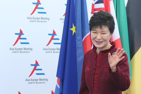 제10차 아시아유럽정상회의(ASEM)에 참석중인 박근혜 대통령이 16일 오후(현지시간) 이탈리아 밀라노 국제회의장에 도착, 입장하며 손을 흔들고 있다. (사진=저작권자(c)연합뉴스.무단전재-재배포금지) 