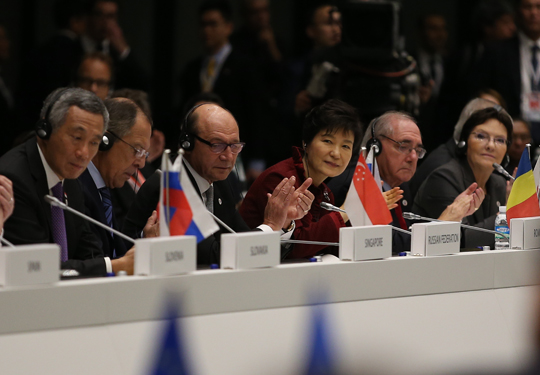 제10차 아시아유럽정상회의(ASEM)에 참석중인 박근혜 대통령이 16일 오후(현지시간) 이탈리아 밀라노 국제회의장에서 열린 개회식에서 각국 정상들과 박수를 치고 있다. (사진=저작권자(c)연합뉴스.무단전재-재배포금지) 