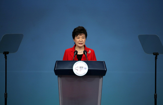 박근혜 대통령이 20일 오전 부산 벡스코 제1전시장에서 열린 국제전기통신연합(ITU) 전권회의 개막식에 참석, 기념사를 하고 있다. (사진=저작권자(c)연합뉴스.무단전재-재배포금지
