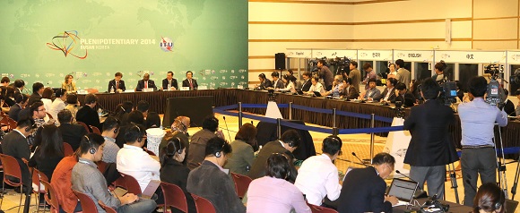 20일 열린 ITU 전권회의 공식 기자회견. 이 자리에서 하마둔 뚜레 ITU 사무총장은 한국의 ICT 발전에 대한 찬사를 아끼지 않았다.  