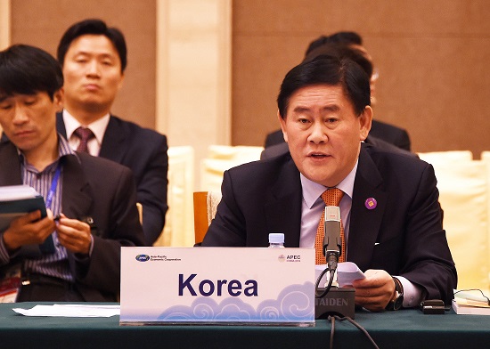 최경환 부총리 겸 기획재정부 장관이 21~22일 중국 베이징에서 열린 ‘제21차 APEC 재무장관회의’에서 기조연설을 하고 있다.