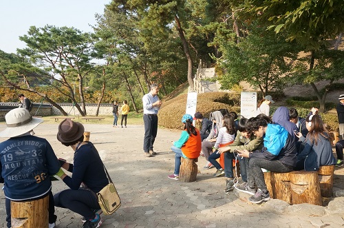 정약용의 생가 여유당에서 정약용의 정치 철학과 삶에 대해 김호 교수의 설명을 듣고 있다.