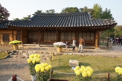 1925년 홍수로 소실되었던 정약용 생가를 1975년 복원하였다.  [노자]의 망설이면서(與) 겨울에 냇물을 건너는 것 같이 주저하면서(猶) 사방의 이수을 두려워 한다. [與兮若冬涉川, 猶兮若畏四隣] 라는 구절에서 따온 말이었다 