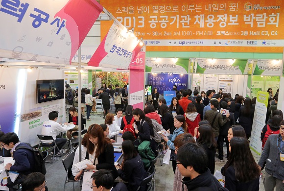 지난해 열린 서울 코엑스에서 열린 2013 공공기관 채용정보 박람회에서 구직자들이 상담을 받기 위해 줄지어 대기하고 있다. 올해는 31일부터 11월 1일까지 열린다.(사진=저작권자(c)연합뉴스.무단전재-재배포금지) 　　　
