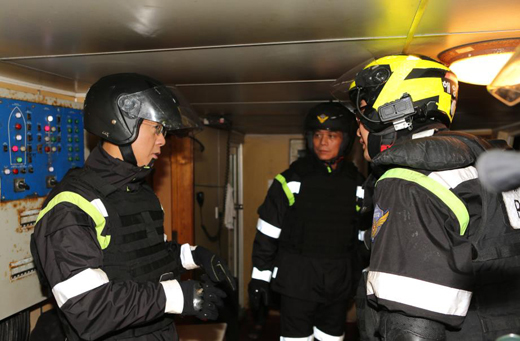 홍익태 해양경비안전본부장(왼쪽 첫번째)이 중국어선 조타실에서 단속작전을 지휘하고 있다.(사진제공=국민안전처) 