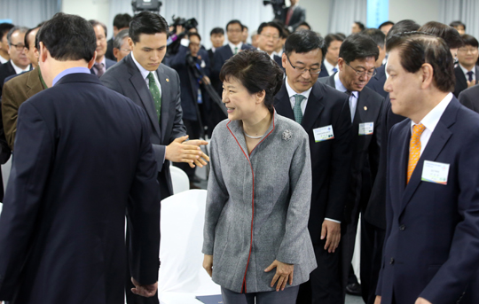박근혜 대통령이 24일 오전 전주 완산구 전북 창조경제혁신센터에서 열린 센터 출범식에 입장하고 있다. (사진=저작권자(c)연합뉴스.무단전재-재배포금지)