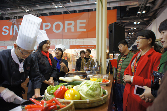 ‘2014 베이징식품박람회’가 11월 26~28일 중국국가컨벤션센터에서 열렸다. 박람회장에 들른 베이징 시민들이 호기심 어린 눈빛으로 한국 요리사의 조리과정을 지켜보고 있다.