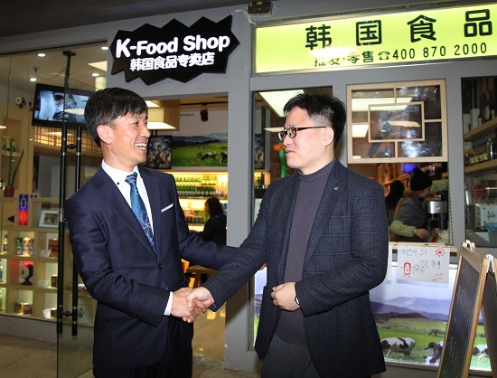 청두 K-푸드숍 이재석 사장과 청두 aT 이종근 지사장이 청두 시장 개척을 위한 협력의 악수를 하고 있다.