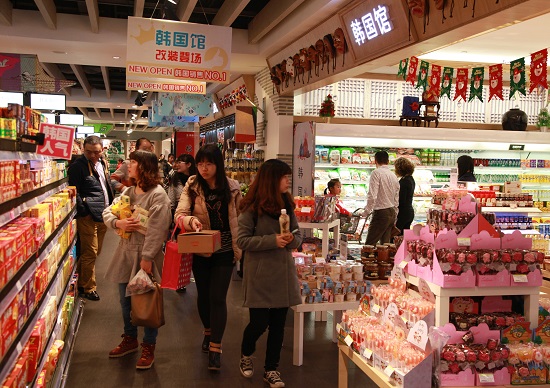 청두 롯데백화점 한국식품관 모습. 한국식품을 찾는 고객들의 발길이 끊이지 않고 있다.