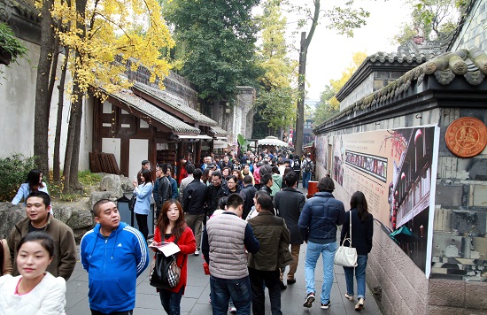 청두의 인사동인 ‘진리 거리’. 먹거리와 쇼핑을 하러온 관광객들로 매일 인산인해를 이루는 곳이다. 