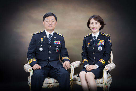 17일 경찰청 경무관 승진 인사에서 첫 부부 경무관인 된 현재섭 경기경찰청 외사과장(사진 왼쪽)과 김해경 송파서장. (사진제=경찰청)