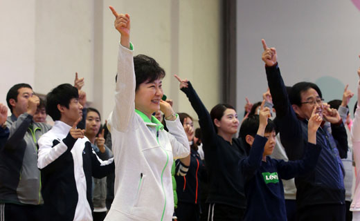 박근혜 대통령이 ‘문화가 있는 날’ 행사의 하나로 26일 오후 서울 송파구 올림픽공원 올림픽체조경기장을 방문, 시민들과 함께 생활체조 