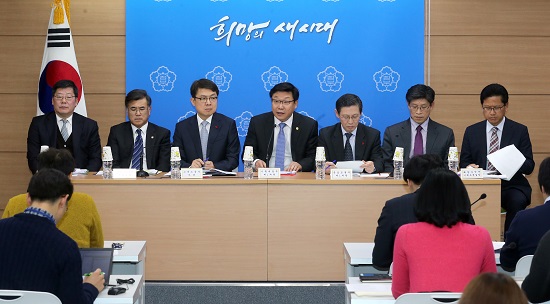 주형환 기획재정부 1차관(가운데)을 비롯한 6개부처 참석자들이 12일 오후 정부세종청사 기재부 합동브리핑룸에서 2015년 정부업무보고 (경제혁신Ⅰ)과 관련한 사전 합동 브리핑을 열고 있다. 왼쪽부터 오경태 농식품부 기조실장, 김학현 공정위 부위원장, 고영선 고용부 차관, 주 차관, 김경식 국토부 1차관, 노형욱 기재부 재정관리관, 남봉현 해수부 기조실장.(사진=저작권자 (c) 연합뉴스. 무단전재-재배포금지)