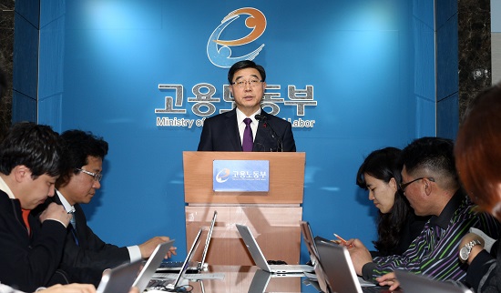 이기권 고용노동부 장관이 13일 오후 정부세종청사 고용노동부 기자실에서
