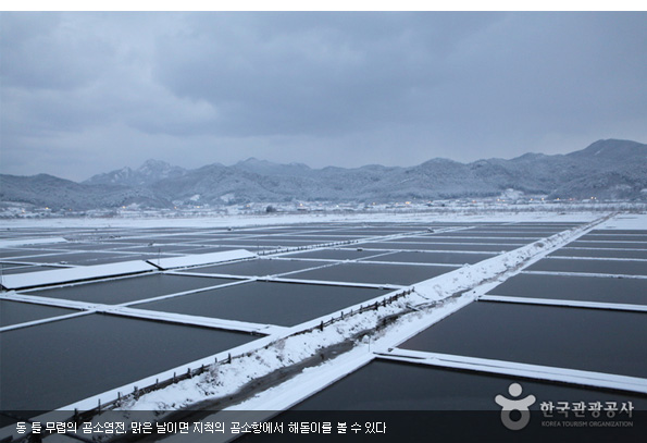 동 틀 무렵의 곰소염전. 맑은 날이면 지척의 곰소항에서 해돋이를 볼 수 있다