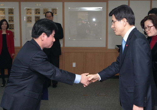 김종웅 변호사가 황교안 법무장관으로부터 피해자 국선전담변호사 위촉장을 받고 있다.<사진=법무부 />
