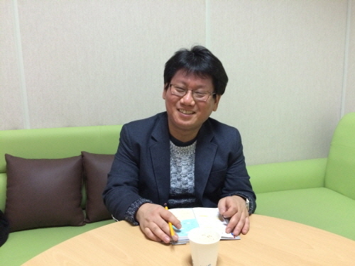 김종웅 피해자 전담국선변호사가 인터뷰하고 있다. 그는 법무부가 위촉한 15명의 전담국선변호인중 유일한 남성이다. 