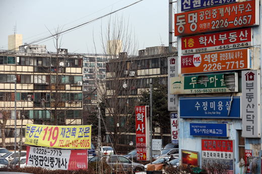국토교통부는 재건축 연한을 40년에서 30년으로 단축하는 내용을 담은 ‘도시 및 주거환경정비법 시행령’ 개정안이 국무회의를 통과했다고 밝혔다. 사진은 개포 주공아파트의 모습.(사진=저작권자 (c) 연합뉴스. 무단전재-재배포금지)
