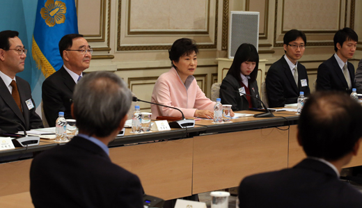 박근혜 대통령이 22일 오전 청와대에서 열린 ‘국민행복’을 주제로 한 업무보고에서 발언하고 있다.(사진=저작권자(c)연합뉴스.무단전재-재배포금지)