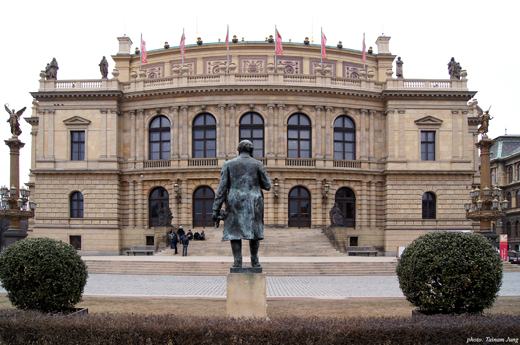체코 최고의 예술의 전당인 루돌피눔과 그 앞에 세워진 드보르작의 동상.