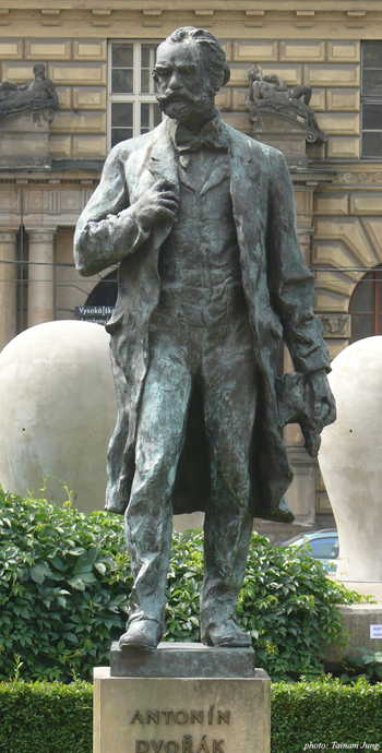 보헤미아의 작곡가로는 처음으로 세계적인 명성을 얻은 드보르작의 동상.
