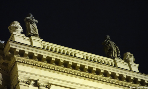 루돌피눔 위에 세워진 음악가들의 석상 중에서 베토벤과 바흐의 석상.