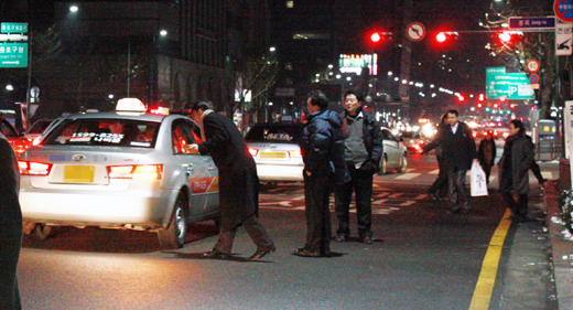 서울 종로구 종로구청 입구 인근 도로에서 사람들이 차도에 내려와 택시를 잡고 있다. (사진=저작권자 (c) 연합뉴스. 무단전재-재배포금지) 