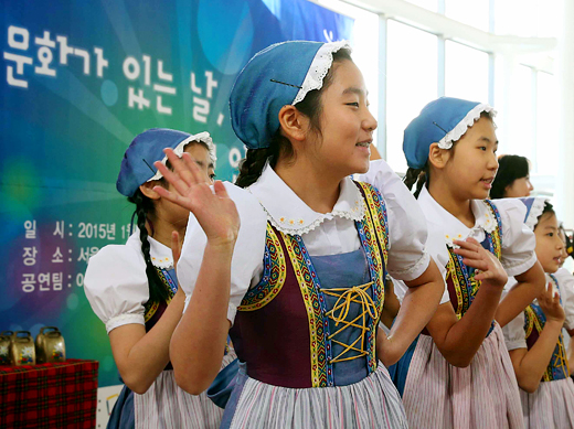 1월 28일 올해 첫 문화가 있는 날을 맞아 서울역 오픈 콘서트홀에서 어린이 요들합창단 공연이 펼쳐지고 있다. 