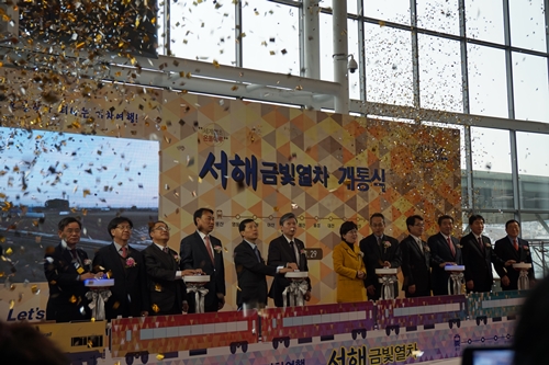 최연혜 코레일 사장을 비롯한 주요 관계자들이 개통식을 축하하고 있다.