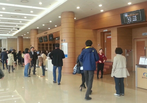 매마수에 공연장을 찾는 관객들 풍경.