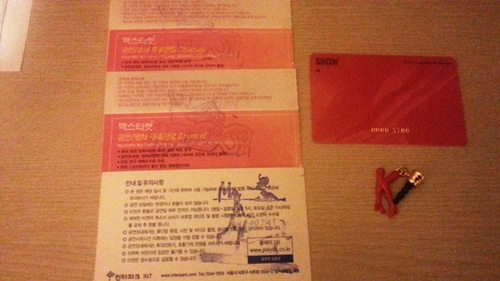 민간 공연 기획사들이 제공하는 다양한 관객 혜택 및 재관람 우대 수단들. 선예매 증정 기념품, 포인트 적립카드, 재관람 할인 스탬프 등이 그 예이다. 