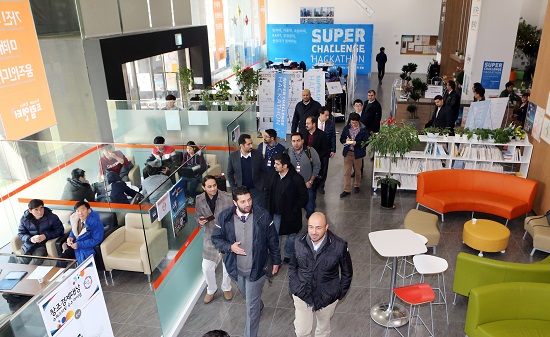 미래의 구글·알리바바 꿈꾸며…이 곳에는 ‘빨간날’이 없다 - 뉴스 썸네일 이미지