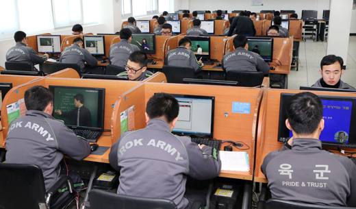 백호부대 병사들이 사이버 지식정보방에서 원격강좌 수강을 하고 있다. 