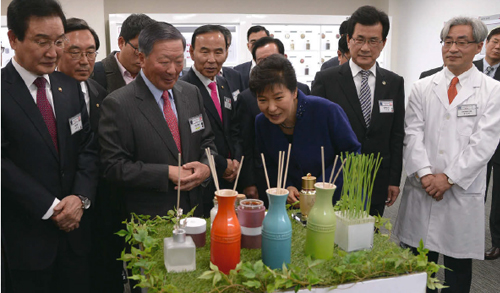 박근혜 대통령이 2월 4일 충북 청주시 오창과학산업단지 충북창조경제혁신센터 출범식에서 LG 구본무 회장(박 대통령 왼쪽)과 함께 중국에서 인기 높은 화장품을 살펴보고 있다.