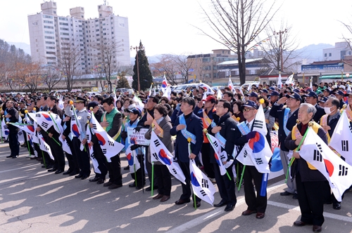 접경지역 화천에서 ‘나라사랑 태극기 달기 운동 범 군민 시가지 캠페인’이 열렸다.