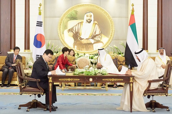 박근혜 대통령과 모하메드 빈 자이드 알 나흐얀 아부다비 왕세제가 5일 오후(현지시간) 아랍에미리트 아부다비 알-무슈리프 궁에서 열린 협정서명식에 참석하고 있다.(제공=청와대)