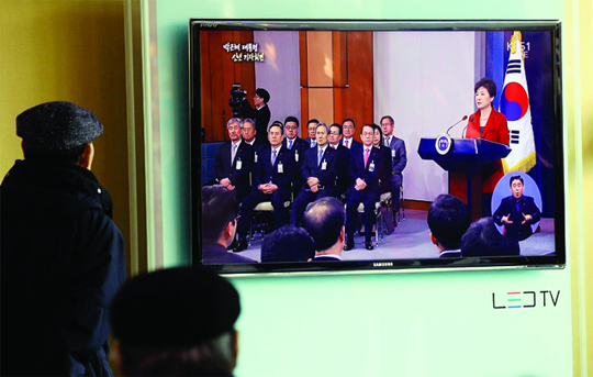 박근혜 대통령의 1월 12일 신년 기자회견 모습을 시민들이 서울역 대합실에 설치된 TV를 통해 지켜보고 있다. 정부는 박 대통령이 이날 회견에서 밝힌 2단계 공공기관 정상화와관련해 구체적 논거를 제시하는 방식의 대국민 홍보를 펼칠 방침이다.(사진=동아DB)