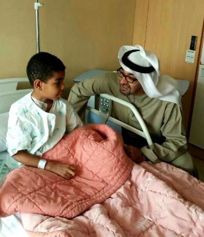 아랍에미리트(UAE)의 셰이크 무함마드 빈 자이드 알 나흐얀 아부다비 왕세제가 서울성모병원에 난치성 혈액질환인 재생불량성빈혈로 입원한 8살 남아 오마르를 방문해 위로와 쾌유의 말을 전했다.<사진=서울성모병원>아랍에미리트(UAE)의 셰이크 무함마드 빈 자이드 알 나흐얀 아부다비 왕세제가 서울성모병원에 난치성 혈액질환인 재생불량성빈혈로 입원한 8살 남아 오마르를 방문해 위로와 쾌유의 말을 전했다.<사진=서울성모병원>