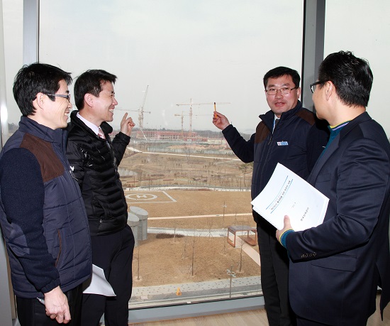 혁신도시건설지원단 박석현 이전지원팀장(오른쪽)이 한전에 들려 지역상생을 위한 발전방안을 논의하고 있다. 