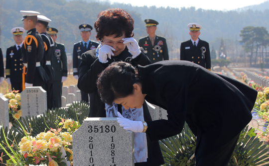 박근혜 대통령이 26일 오전 국립대전현충원에서 열린 천안함 용사 5주기 추모식에 앞서 유가족과 함께 46용사 묘역을 둘러보고 있다. (사진=저작권자(c)연합뉴스.무단전재-재배포금지) 