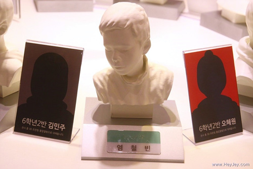 앞이 안 보이는 학생들을 위해 3D프린터로 졸업앨범을 만들었다.