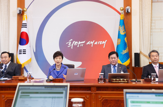 박근혜 대통령이 31일 오전 청와대에서 열린 국무회의에서 현안에 대해 발언하고 있다.(사진=청와대)