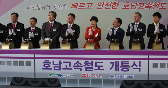 박근혜 대통령이 1일 오후 광주송정역에서 열린 호남고속철도 개통식에 참석해 개통 퍼포먼스를 한 뒤 박수치고 있다. (사진=저작권자(c)연합뉴스.무단전재-재배포금지)