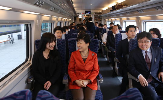 박근혜 대통령이 1일 오후 광주송정역에서 열린 호남고속철도 개통식에 참석해 열차에 시승해 승객들과 대화하고 있다. (사진=저작권자(c)연합뉴스.무단전재-재배포금지)