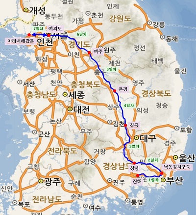 진해에서 인천에 이르는 660㎞의 국토종단 자전거길 지도를 펼치며 완주 각오를 다진다.